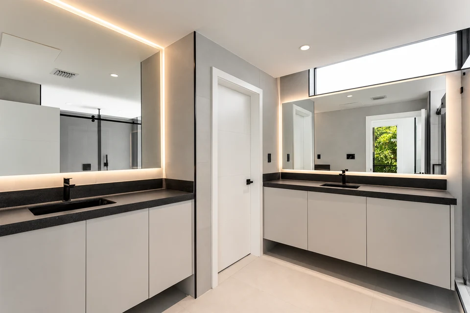 Baño principal · Luz indirecta