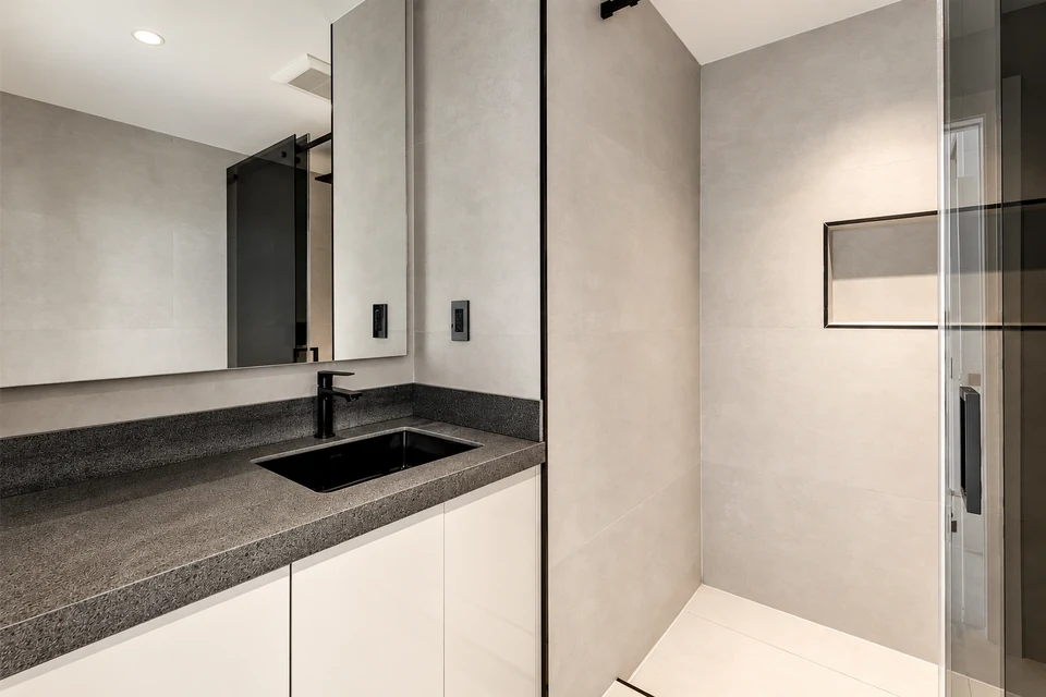 Baño · Piedra y luz