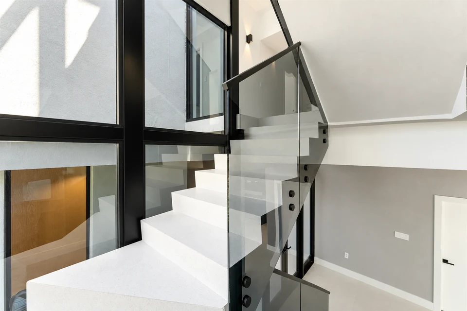 Escalera · Luz y vidrio