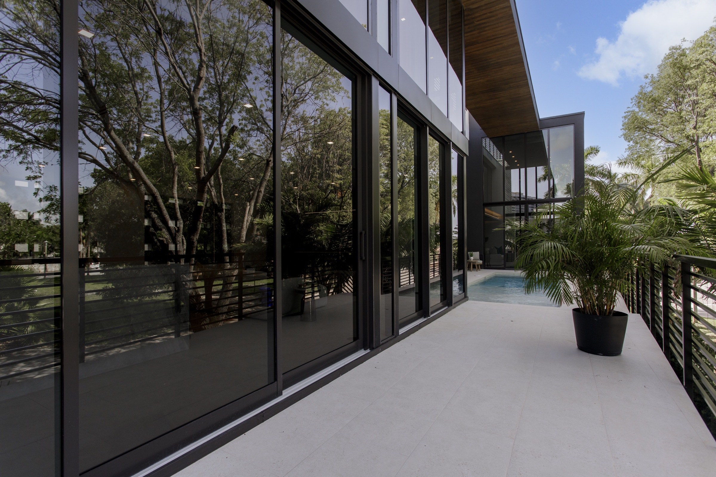 Corten, vidrio, fábrica y terraza ajardinada en sombra en Fair Isle Residence
