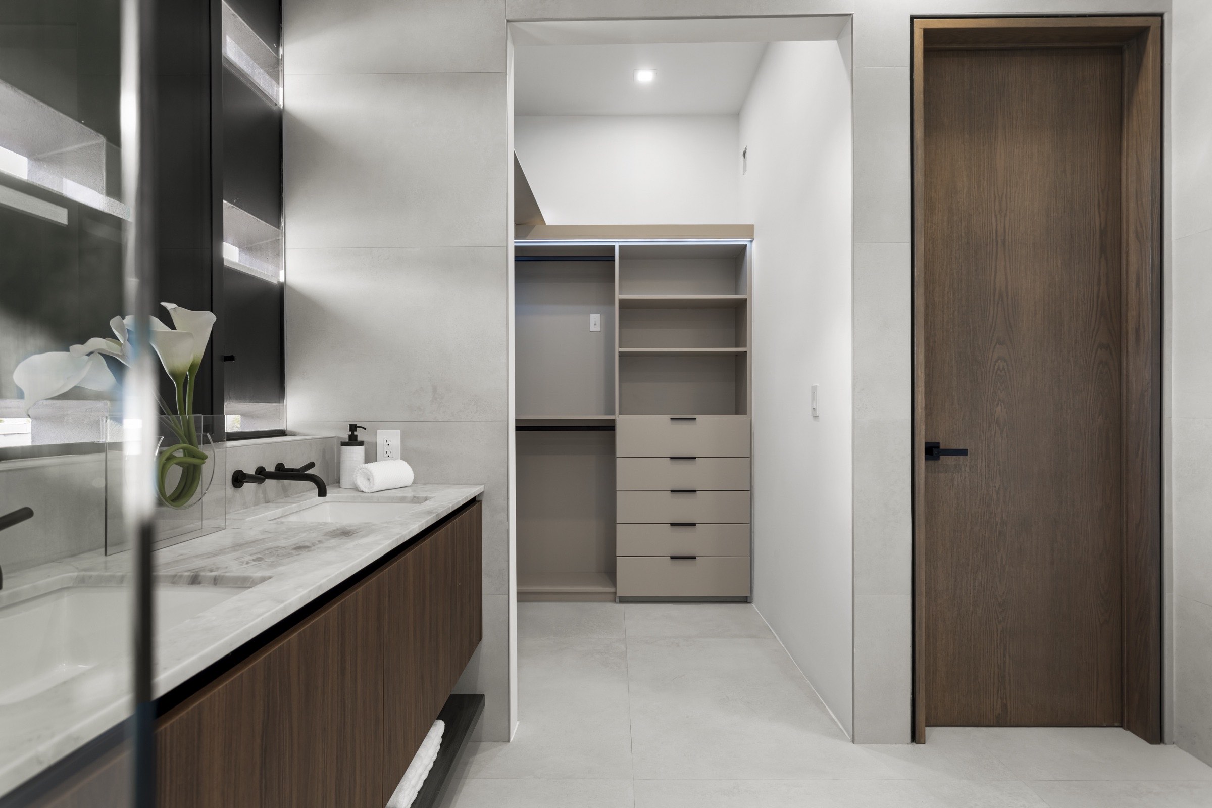 Detalle integrado de piedra, madera y carpintería a medida en una residencia terminada en Coconut Grove