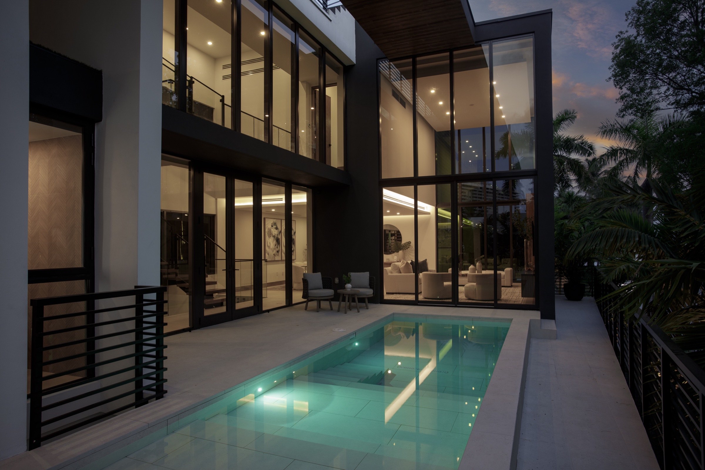 Fair Isle Residence, casa a medida frente al agua en Coconut Grove, Miami, al atardecer