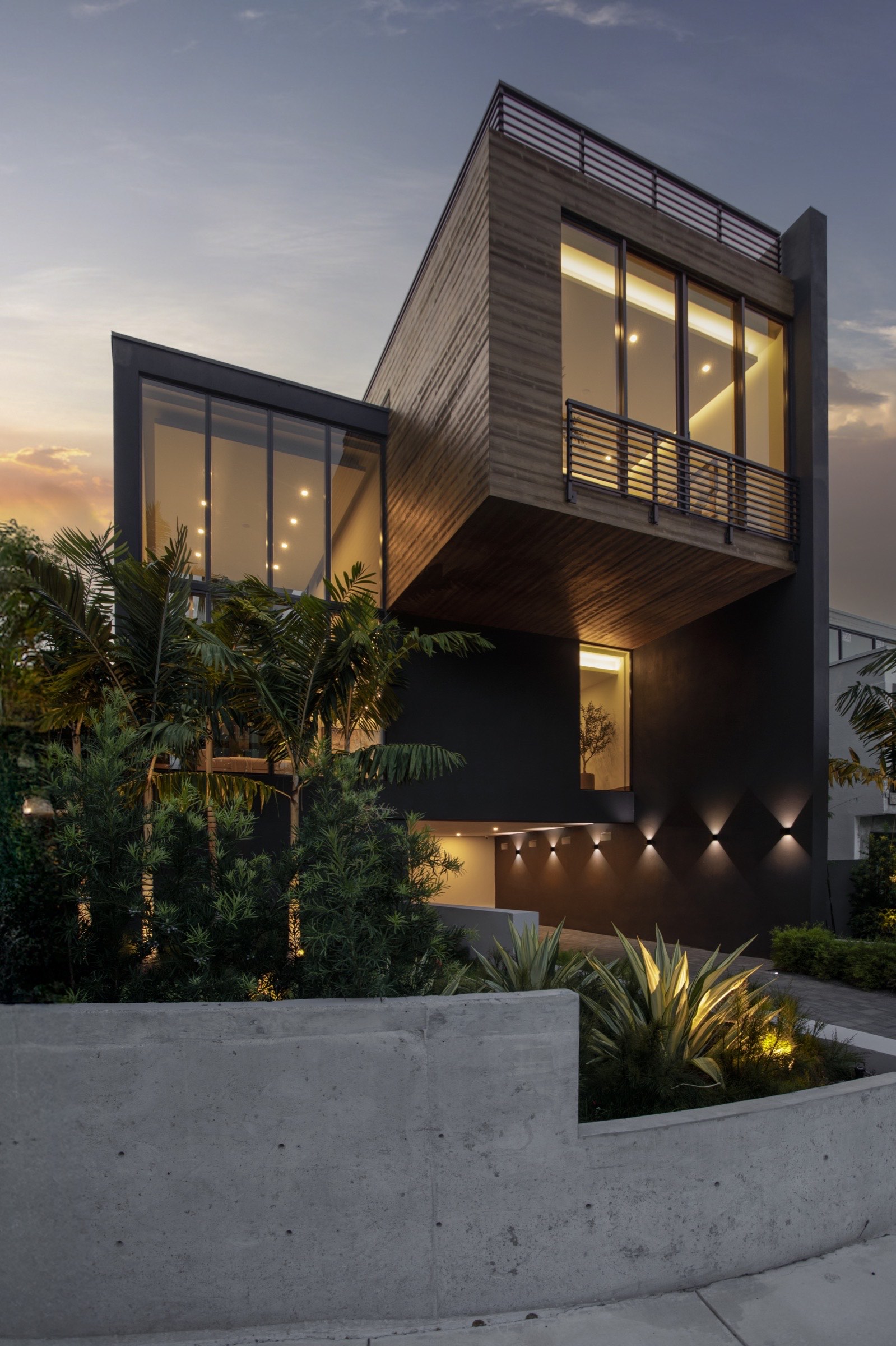 Fair Isle Residence iluminada al atardecer en Coconut Grove, Miami