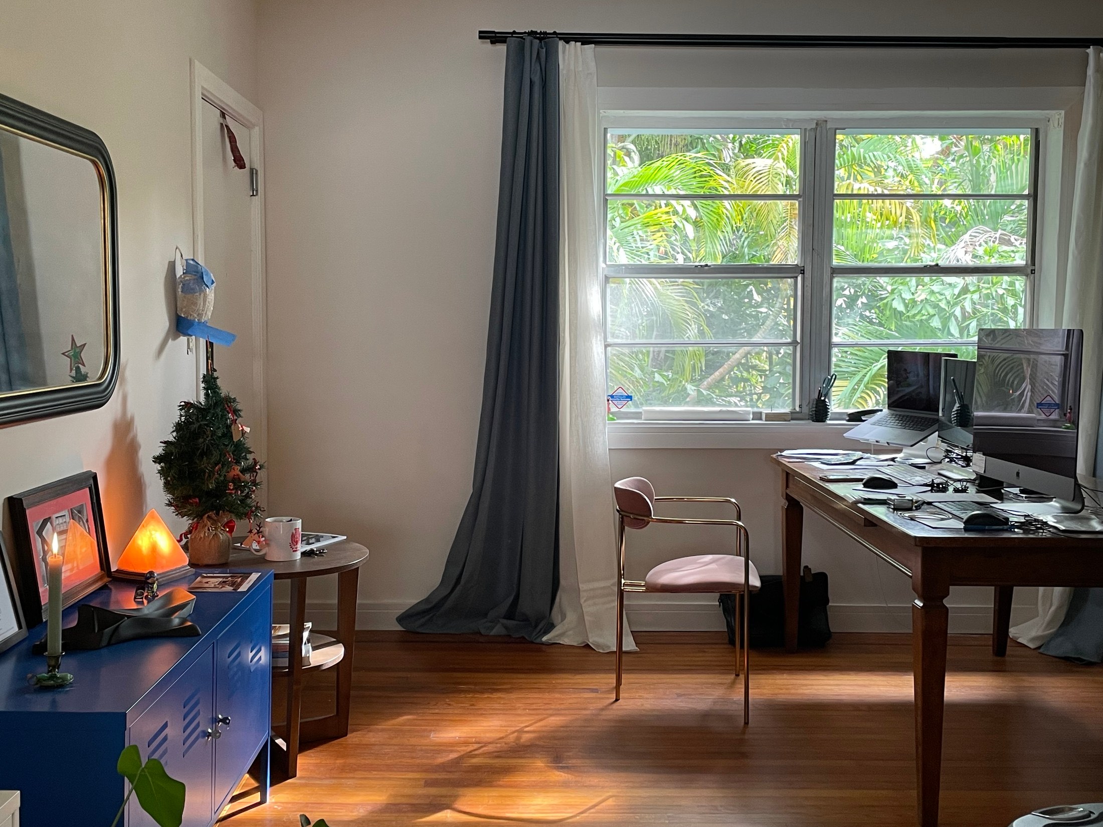 Espacio de trabajo actual de Fernandez Architecture en Miami Beach con vistas a vegetación tropical