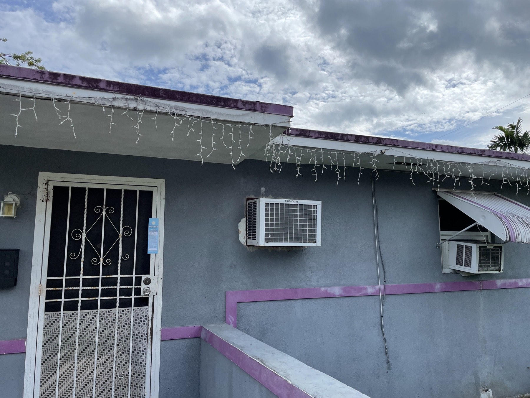 Fachada original gris y rosa de Frow Avenue Residence antes de su reforma integral
