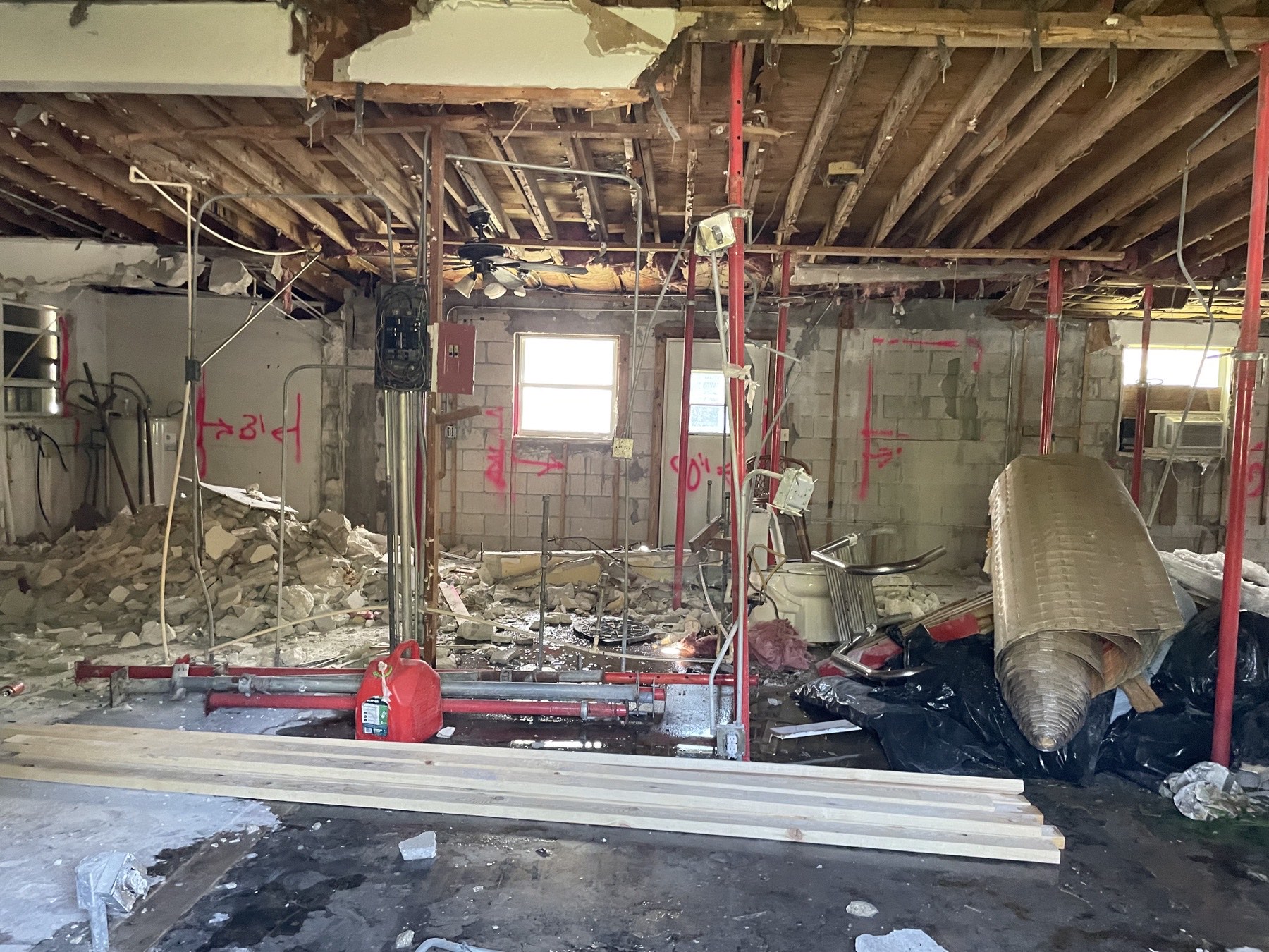 Frow Avenue Residence durante la demolición con estructura de cubierta y muros de mampostería expuestos
