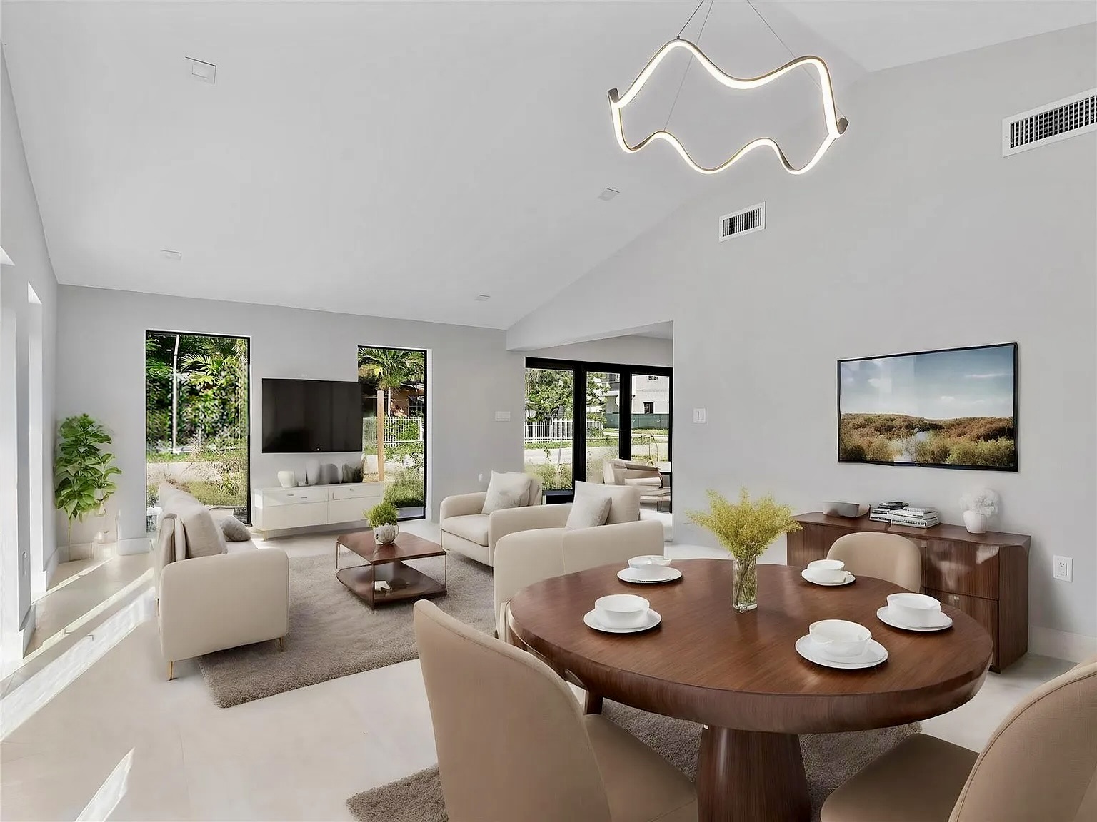 Sala y comedor abiertos después de la transformación integral de Frow Avenue Residence