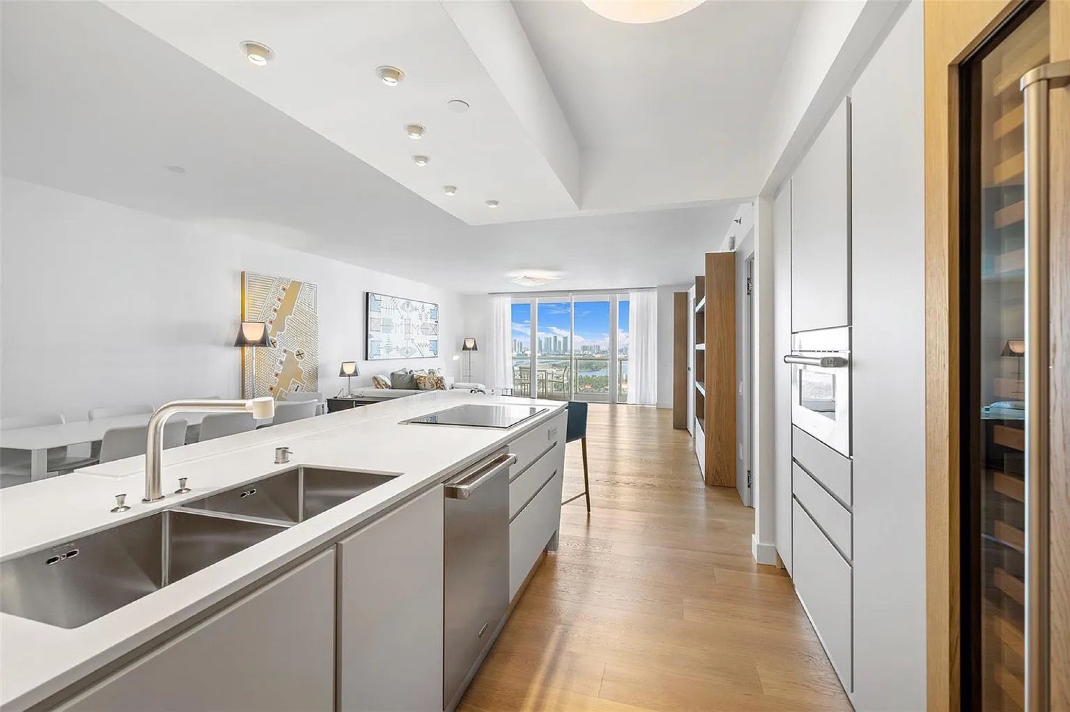 Arquitectura interior en Miami Beach con una paleta contenida de materiales naturales y táctiles