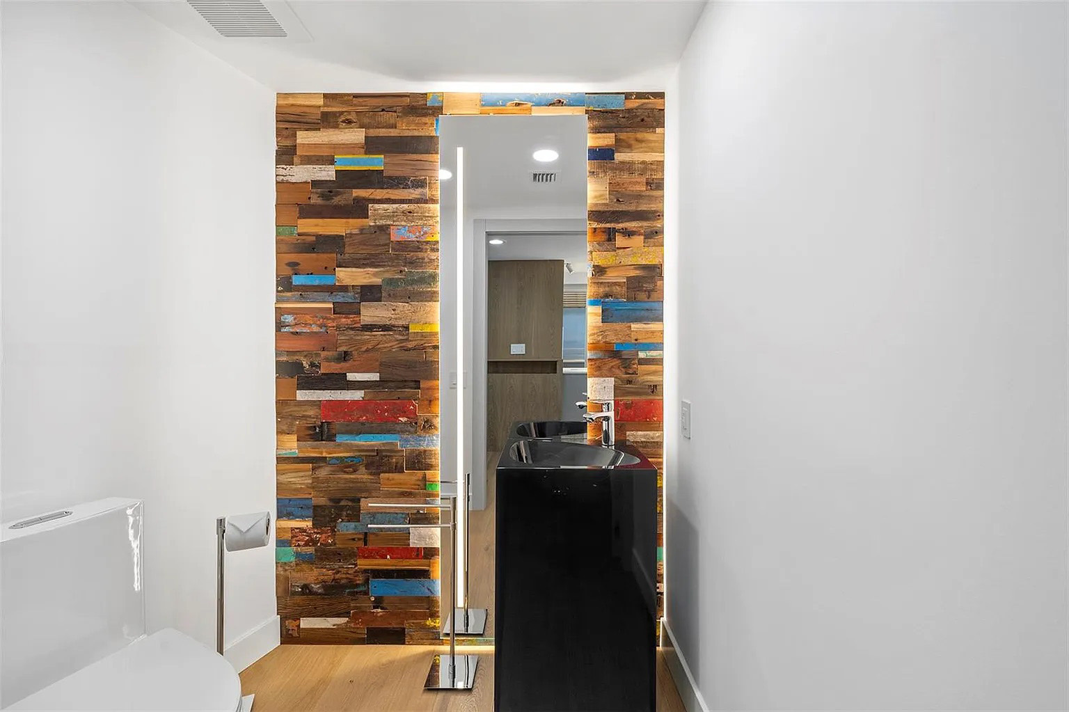 Detalle de espejo artesanal de madera recuperada y color en un espacio privado de Icon South Beach Apartment