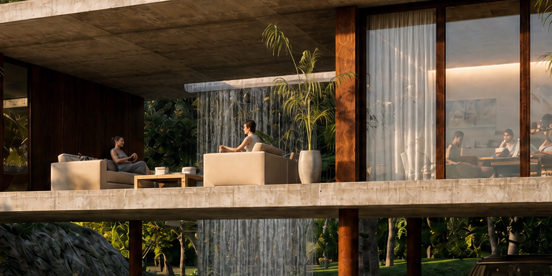 Terraza sombreada de Loxahatchee House junto a la cascada central y vegetación tropical