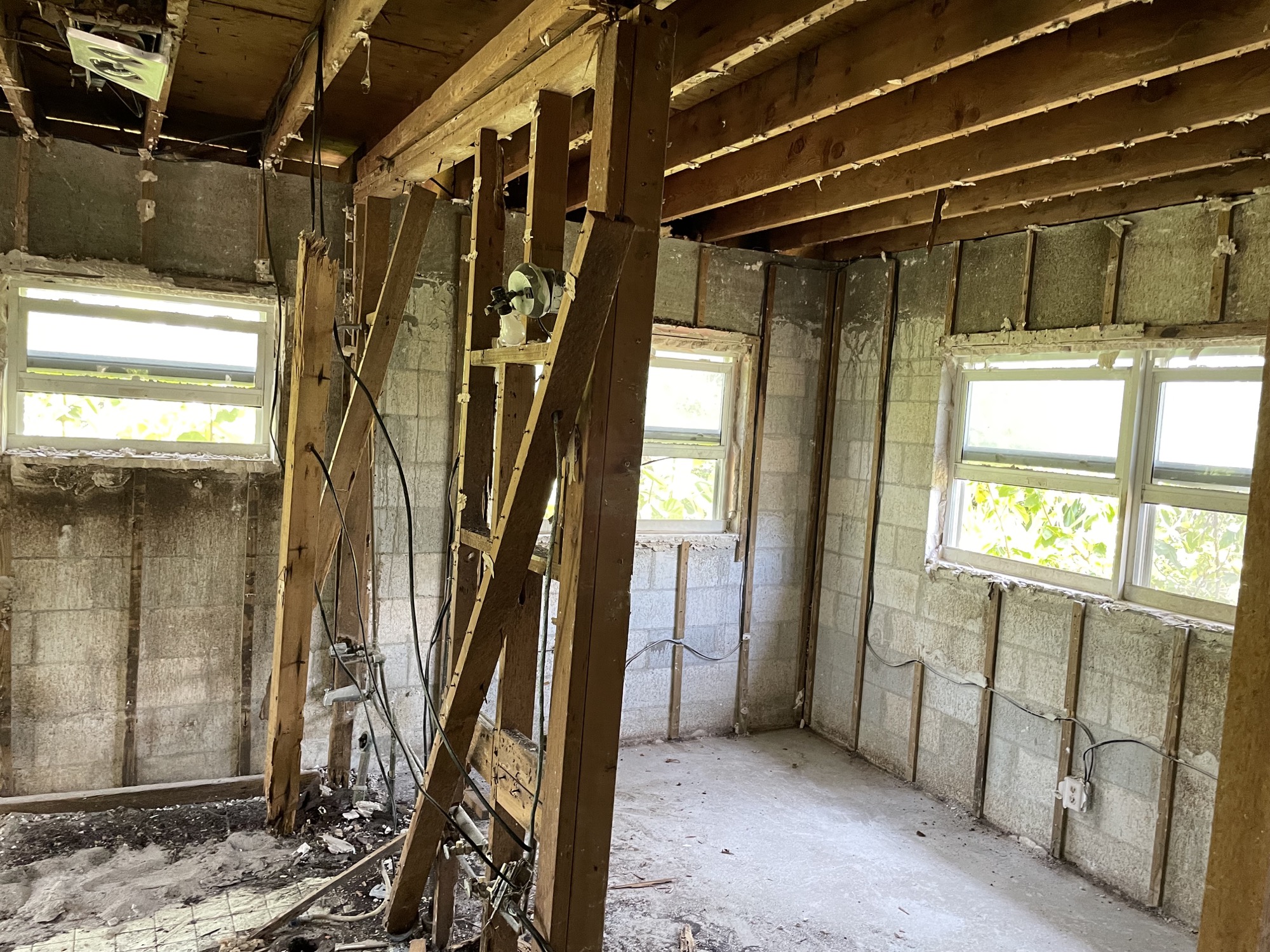 Interior de la vivienda después del incendio con estructura y cerramientos expuestos
