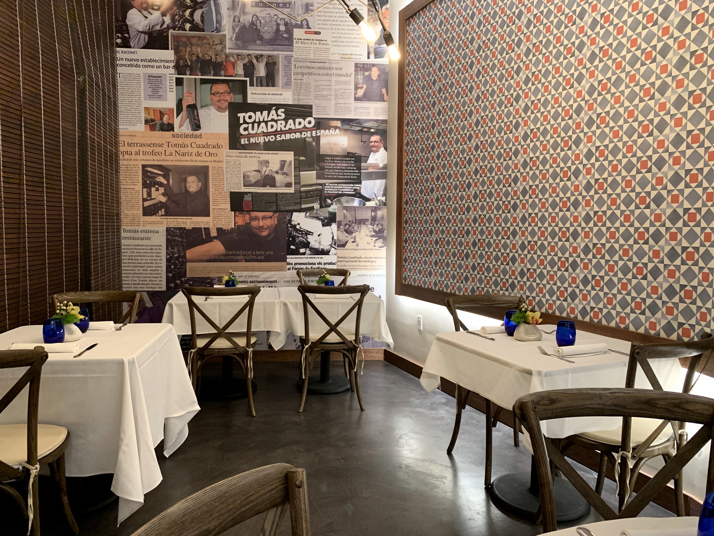 Comedor de Pairings Restaurant con geometría cerámica española, celosías de madera y archivo de cultura gastronómica