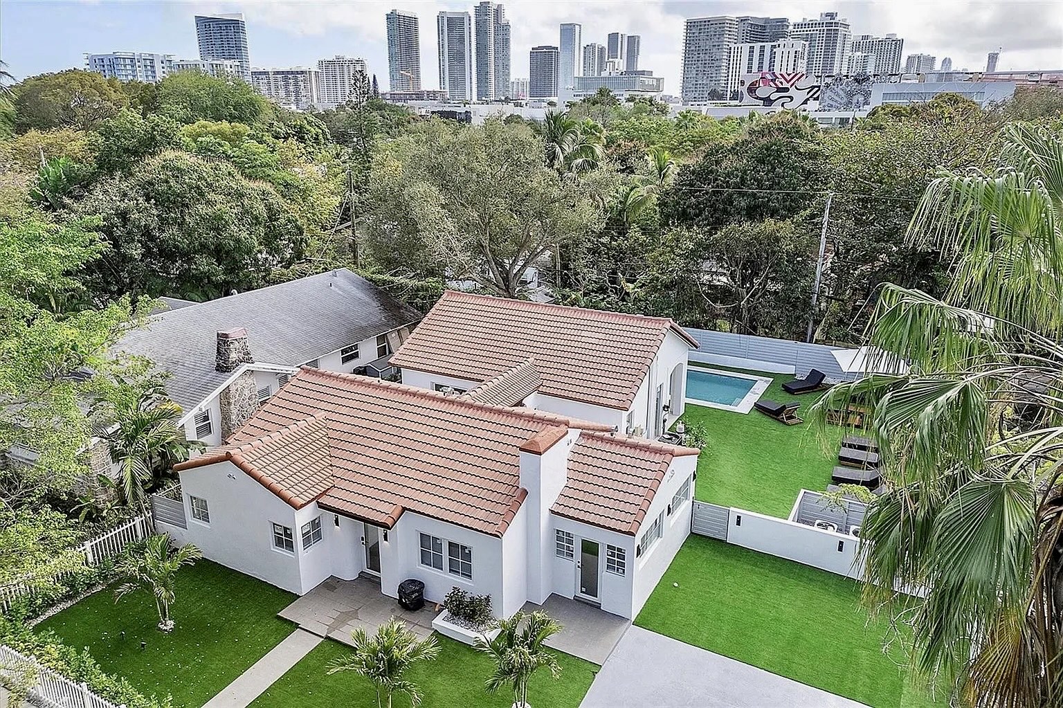 Aerial view of NE 45th Street Residence showing the coordinated relationship between house, covered terrace, pool and landscape.